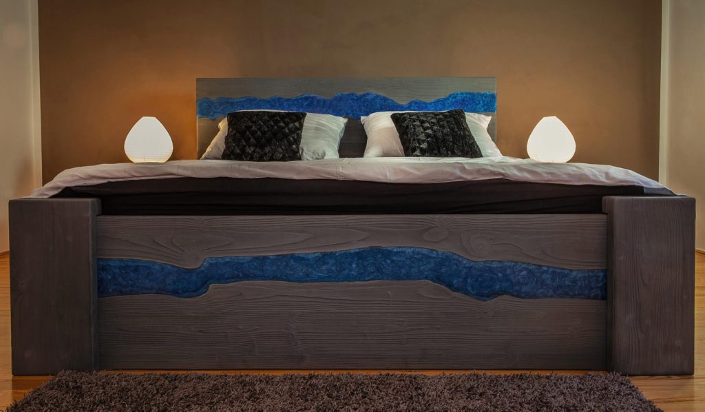masivní manželská postel s pryskyřicí z masivu 