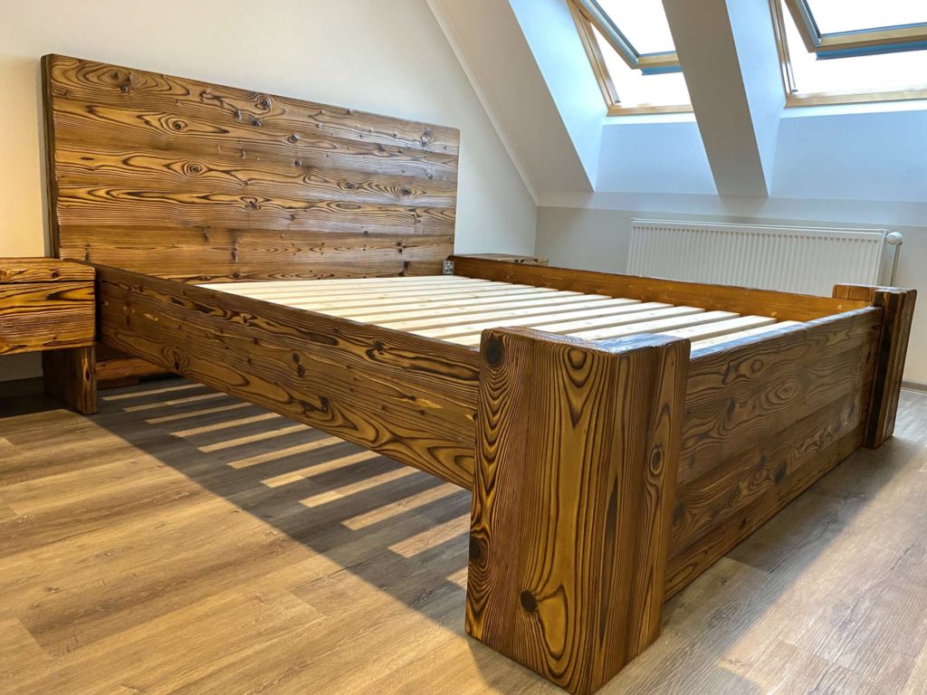 Manželská postel z masivu z opalovaného a kartáčovaného dřeva