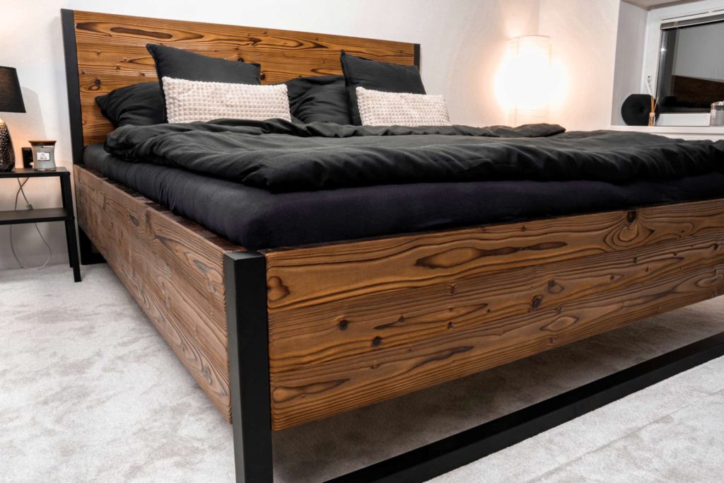 Dompos_opalované a kartáčované dřevo_designová postel_masiv
