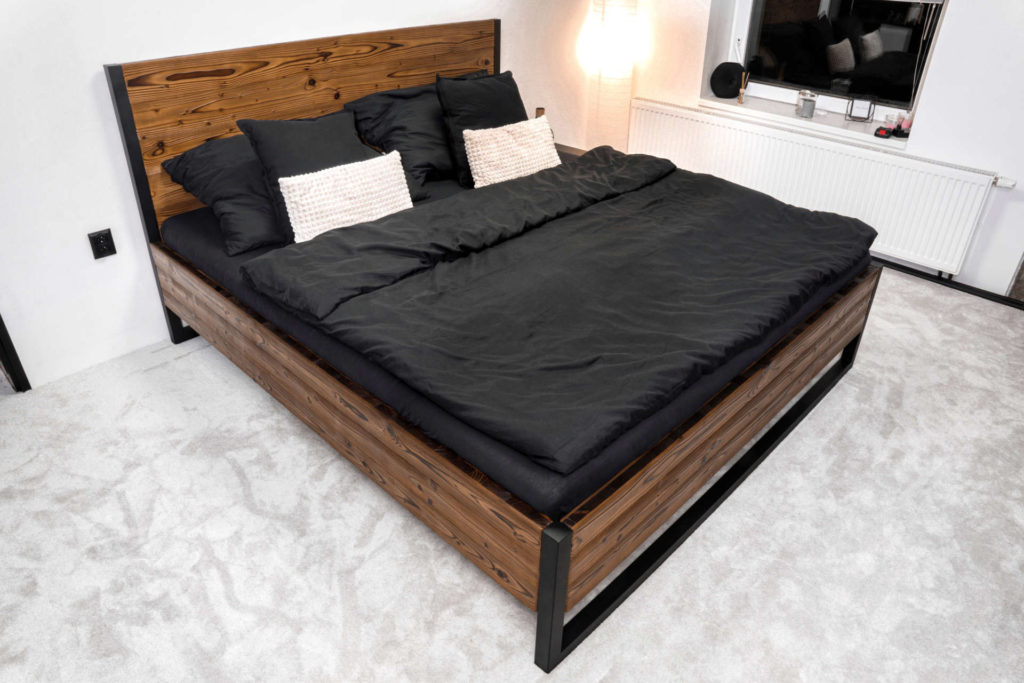postel z masivu_dompos_masivní postel_designová masivní postel_opalované a kartáčované dřevo