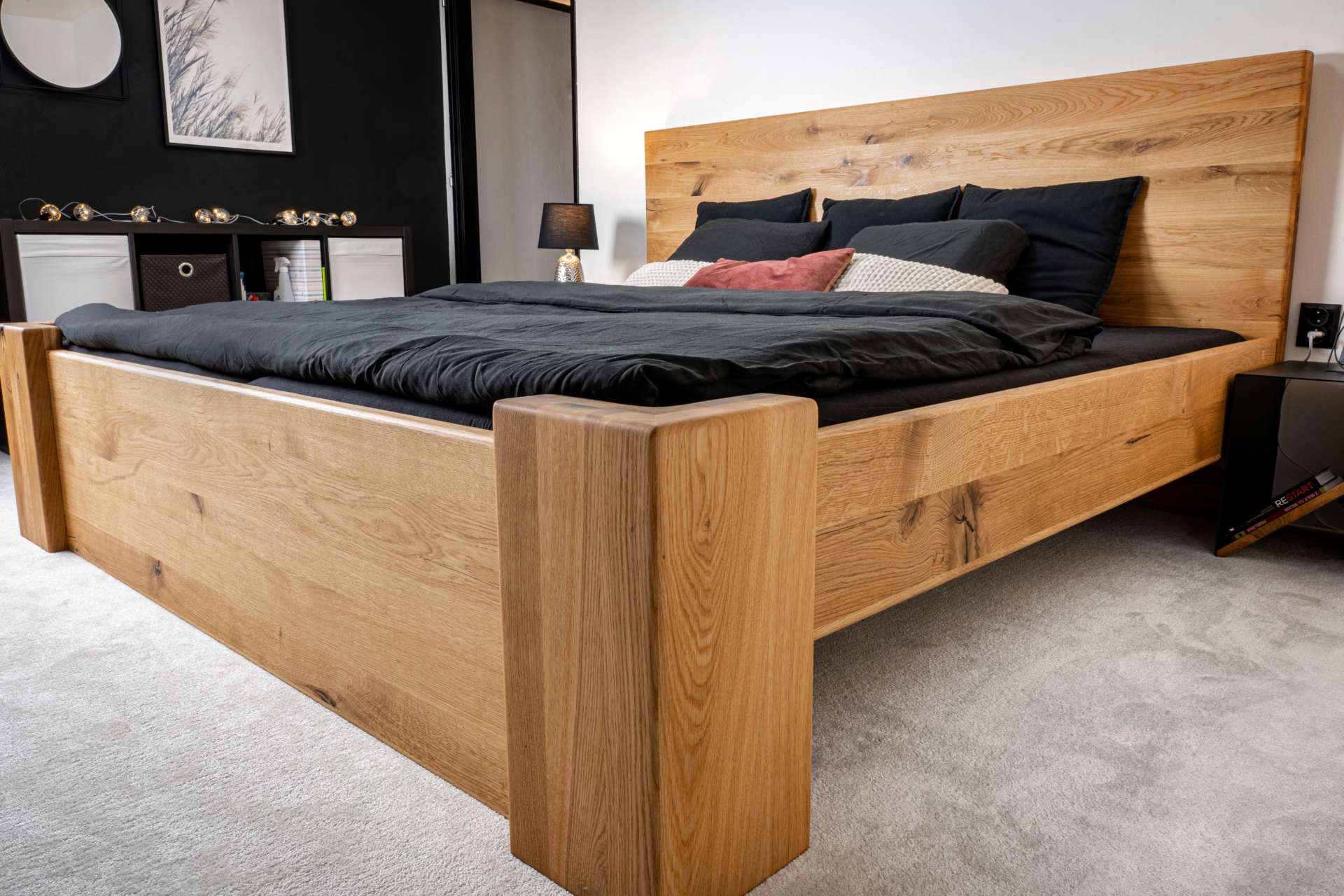 Designová masivní postel z dubového masivu. Manželská kvalitní postel ze dřeva, která nevrže. výrobce postele dompos