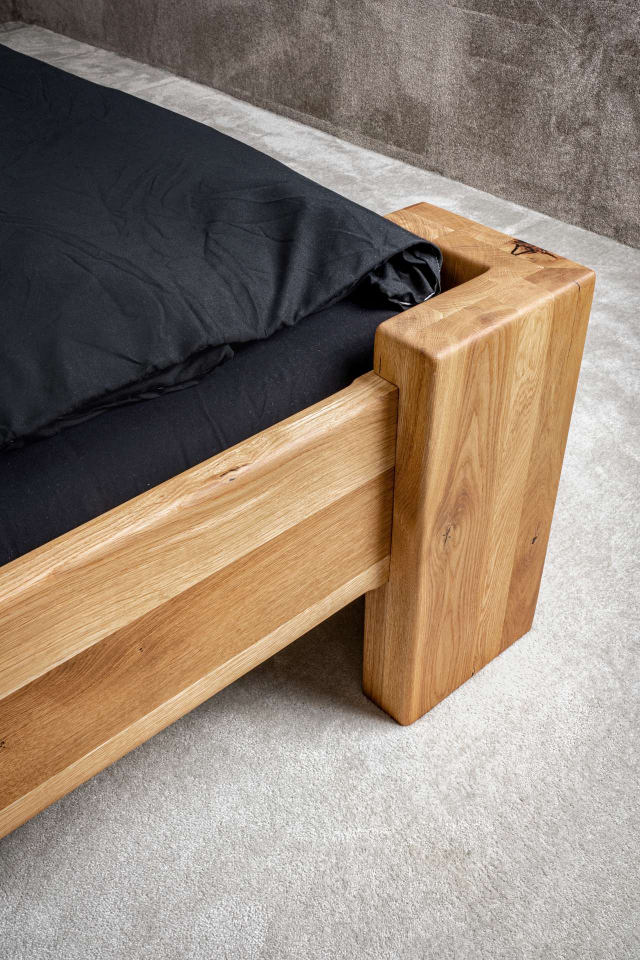 postel z masivu dompos dub