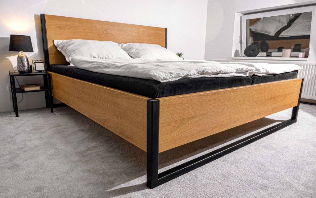 Manželská kovová postel_postel dřevo s kovem_postel masiv_manželská postel z masivu_ masivní postel_ designová postel_moderní postel