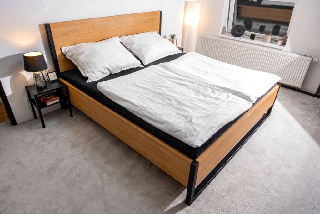 Postel kov a dřevo_manželská postel_postel 180x200 cm_postel 200x200 cm_ vyvýšená postel_ prodloužená postel_zvýšená postel_ dřevěná postel_ postel z masivu