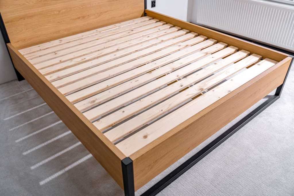Postel s roštem_manželská postel s roštem_dřevěná postel_postelzmasivu_masivní postel_dompos_postel 180x200cm_ zvýšená postel